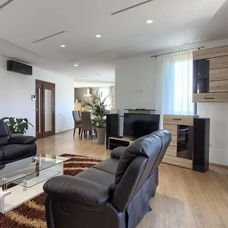 Luxury With Sea View, Pool And Jacuzzi Near The In The Town Of Pula By Wiibuk Pjescana Uvala