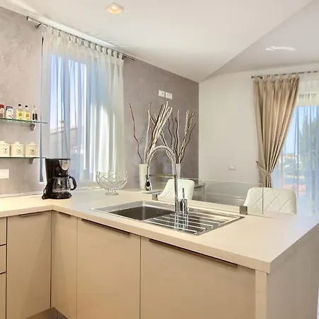 Villa Luxury With Sea View, Pool And Jacuzzi Near The In The Town Of Pula By Wiibuk