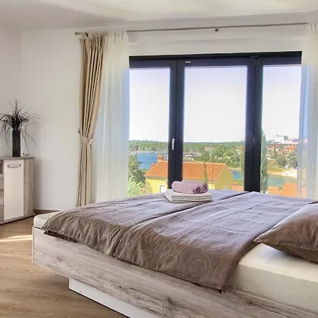 Luxury With Sea View, Pool And Jacuzzi Near The In The Town Of Pula By Wiibuk Villa *