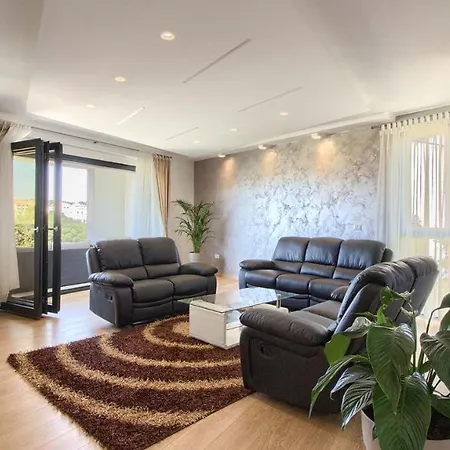 Luxury With Sea View, Pool And Jacuzzi Near The In The Town Of Pula By Wiibuk *