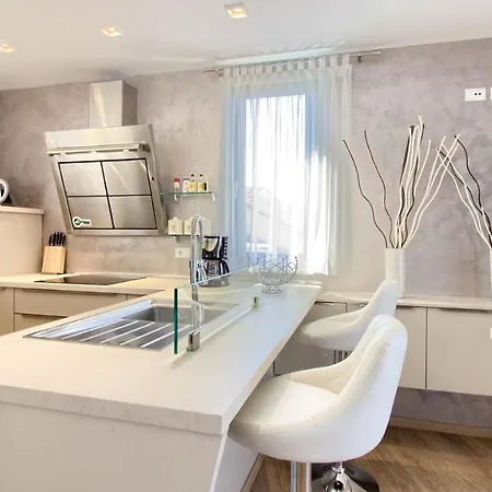 Villa Luxury With Sea View, Pool And Jacuzzi Near The In The Town Of Pula By Wiibuk *