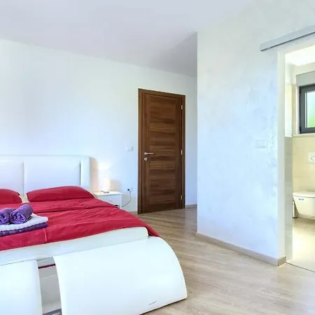 Luxury With Sea View, Pool And Jacuzzi Near The In The Town Of Pula By Wiibuk Villa *
