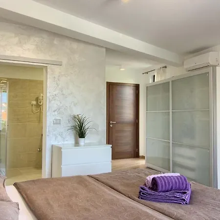 Luxury With Sea View, Pool And Jacuzzi Near The In The Town Of Pula By Wiibuk Villa *