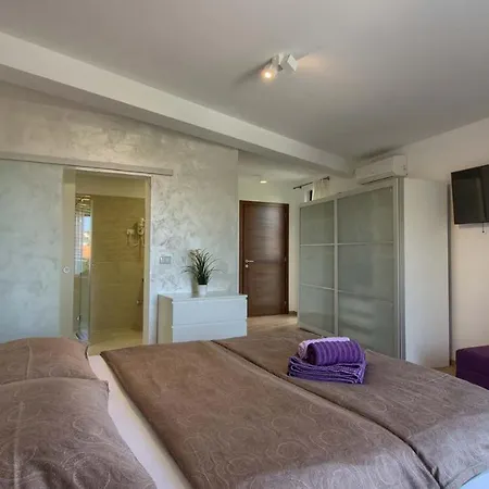 Luxury With Sea View, Pool And Jacuzzi Near The In The Town Of Pula By Wiibuk * Pjescana Uvala