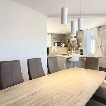 Villa Luxury With Sea View, Pool And Jacuzzi Near The In The Town Of Pula By Wiibuk *