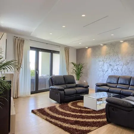 Luxury With Sea View, Pool And Jacuzzi Near The In The Town Of Pula By Wiibuk