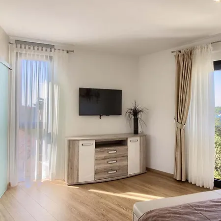 Luxury With Sea View, Pool And Jacuzzi Near The In The Town Of Pula By Wiibuk Pjescana Uvala