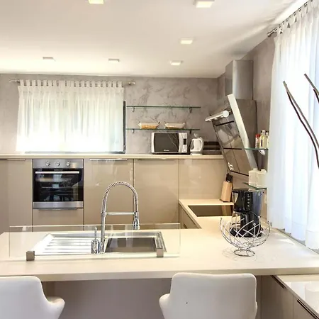 Villa Luxury With Sea View, Pool And Jacuzzi Near The In The Town Of Pula By Wiibuk *